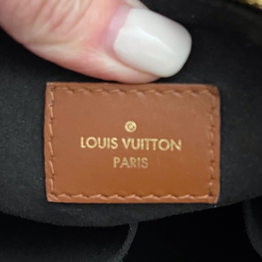 Louis Vuitton Monogram V Monogram V Tote MM Shouler Bag - Picture 7 of 9